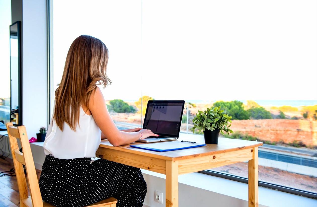 Equipo trabajando en estrategia de contenido SEO