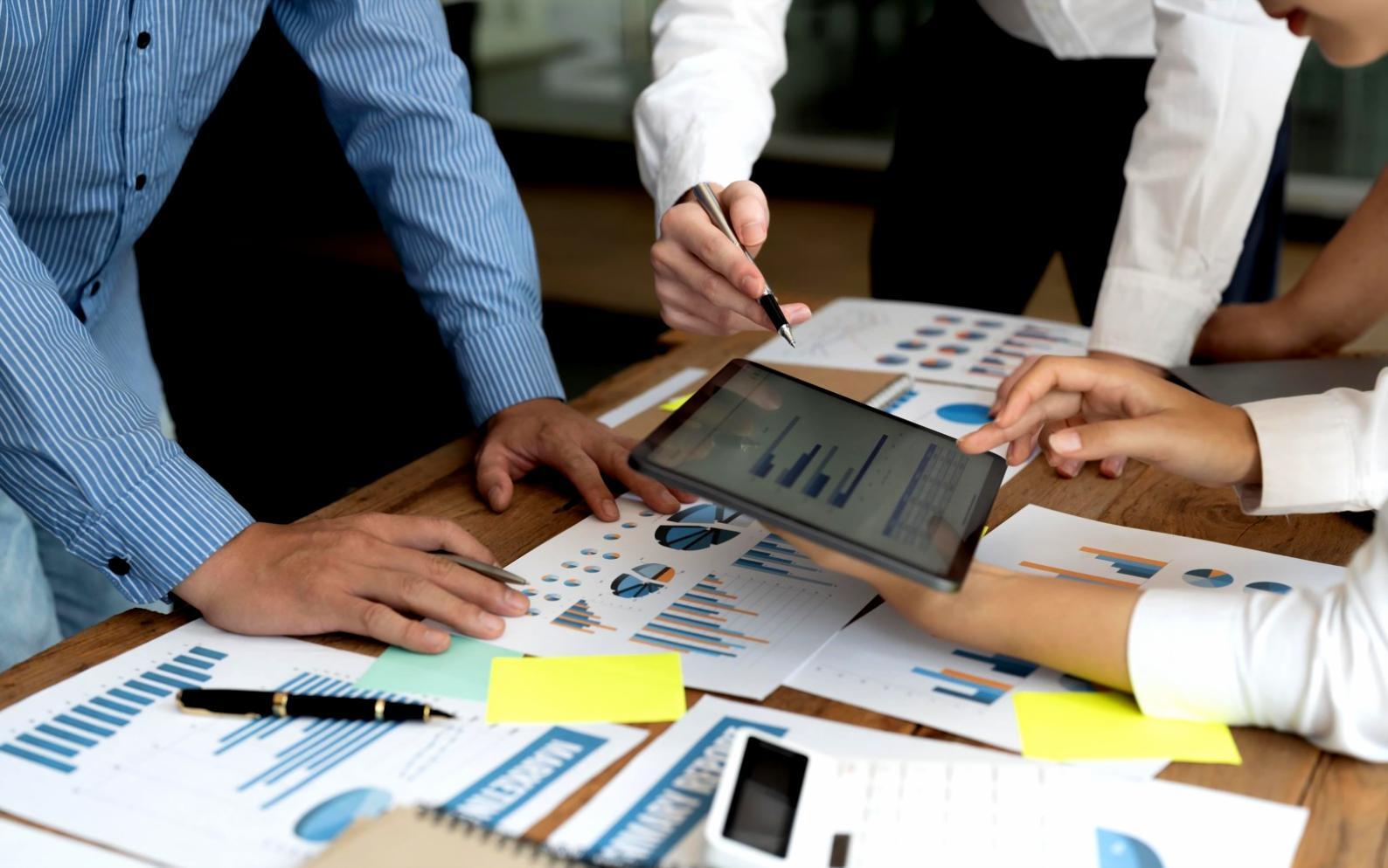 Análisis de estrategia de contenidos SEO con métricas de rendimiento
